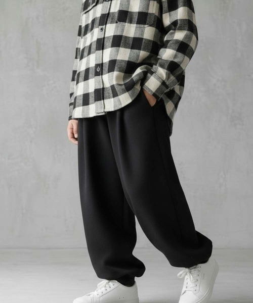 THE CASUAL(カジュアル)の「スウェット ルーズタックパンツ(スウェットパンツ・キッズ・ブラック系2/ネイビー/ブラック/ブラック系1/ベージュ系1/グレイッシュベージュ/ダークグレー/杢グレー/グレー系2/ベージュ系2/チャコールグレー/グレー系1・130/120/150/160/110/140)」の2枚目の写真