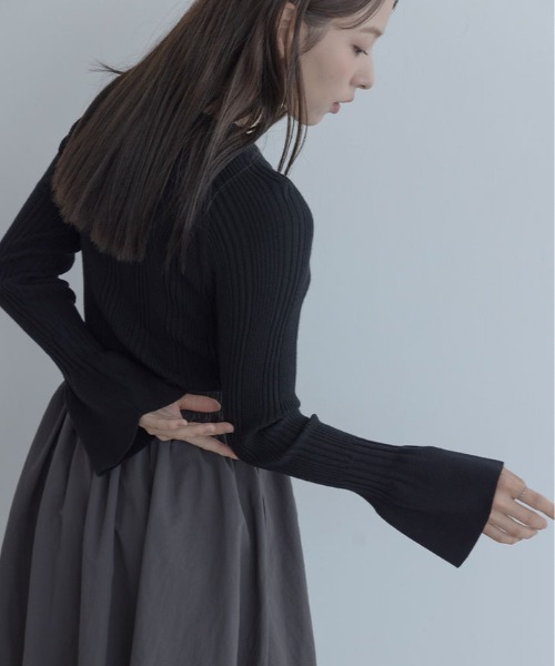 maviru(マヴィル)の「フレア スリーブ リブ ニット(ニット/セーター・レディース・オフホワイト/チャコールグレー/ネイビー/ブラック/ブラウン・FREE)」の11枚目の写真