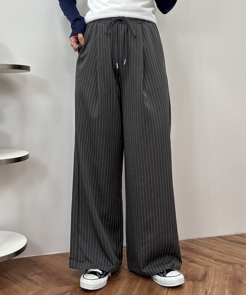 ISOOK(アイスー)の「【ISOOK / アイスー】ピンストライプタックイージーパンツ / ワイドパンツ ストライプパンツ スラックス 総ゴム セミワイド グレー(スラックス・レディース・チャコール・FREE)」の4枚目の写真