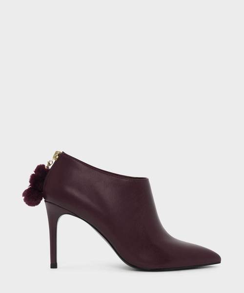 CHARLES & KEITH(チャールズ & キース)の「ポンポンチャームアンクルブーツ / POM POM CHARM ANKLE BOOTS(ブーツ・レディース・ブラック/グリーン/バーガンディー・22.5cm/23cm/23.5cm/24.5cm/25cm/25.5cm)」の3枚目の写真