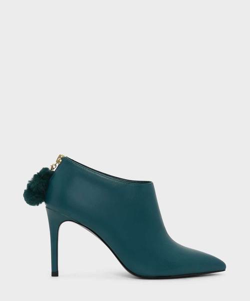 CHARLES & KEITH(チャールズ & キース)の「ポンポンチャームアンクルブーツ / POM POM CHARM ANKLE BOOTS(ブーツ・レディース・ブラック/グリーン/バーガンディー・22.5cm/23cm/23.5cm/24.5cm/25cm/25.5cm)」の2枚目の写真