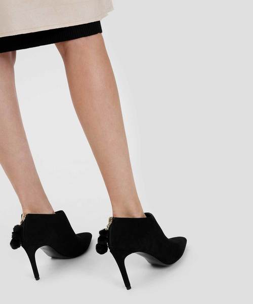 CHARLES & KEITH(チャールズ & キース)の「ポンポンチャームアンクルブーツ / POM POM CHARM ANKLE BOOTS(ブーツ・レディース・ブラック/グリーン/バーガンディー・22.5cm/23cm/23.5cm/24.5cm/25cm/25.5cm)」の4枚目の写真
