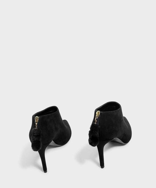 CHARLES & KEITH(チャールズ & キース)の「ポンポンチャームアンクルブーツ / POM POM CHARM ANKLE BOOTS(ブーツ・レディース・ブラック/グリーン/バーガンディー・22.5cm/23cm/23.5cm/24.5cm/25cm/25.5cm)」の6枚目の写真