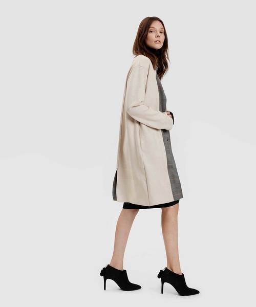 CHARLES & KEITH(チャールズ & キース)の「ポンポンチャームアンクルブーツ / POM POM CHARM ANKLE BOOTS(ブーツ・レディース・ブラック/グリーン/バーガンディー・22.5cm/23cm/23.5cm/24.5cm/25cm/25.5cm)」の9枚目の写真