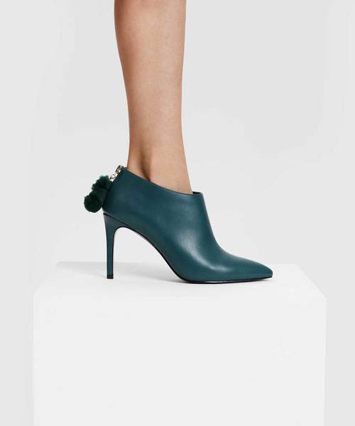 CHARLES & KEITH(チャールズ & キース)の「ポンポンチャームアンクルブーツ / POM POM CHARM ANKLE BOOTS(ブーツ・レディース・ブラック/グリーン/バーガンディー・22.5cm/23cm/23.5cm/24.5cm/25cm/25.5cm)」の10枚目の写真