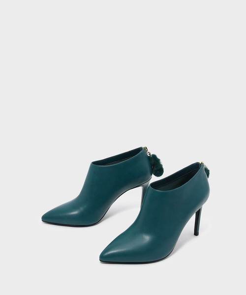 CHARLES & KEITH(チャールズ & キース)の「ポンポンチャームアンクルブーツ / POM POM CHARM ANKLE BOOTS(ブーツ・レディース・ブラック/グリーン/バーガンディー・22.5cm/23cm/23.5cm/24.5cm/25cm/25.5cm)」の11枚目の写真