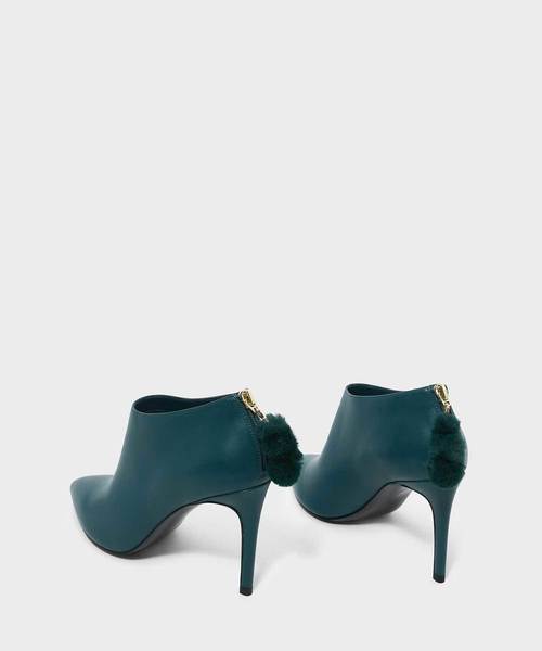 CHARLES & KEITH(チャールズ & キース)の「ポンポンチャームアンクルブーツ / POM POM CHARM ANKLE BOOTS(ブーツ・レディース・ブラック/グリーン/バーガンディー・22.5cm/23cm/23.5cm/24.5cm/25cm/25.5cm)」の12枚目の写真