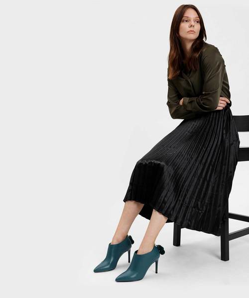 CHARLES & KEITH(チャールズ & キース)の「ポンポンチャームアンクルブーツ / POM POM CHARM ANKLE BOOTS(ブーツ・レディース・ブラック/グリーン/バーガンディー・22.5cm/23cm/23.5cm/24.5cm/25cm/25.5cm)」の15枚目の写真
