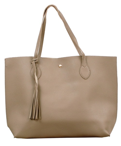 DAY CLOSET（デイ クローゼット）の「トートバッグ レディース フリンジチャーム 持ち手 長め 無地（トートバッグ・レディース・ブラウン/シルバー/ブラック/グレー/ピンク/ゴールド/ブルー/ダークブラウン/ダークグレー/ライトグレー/キャメル/ピンク系その他/ダークブルー/ゴールド系その他/レッド/スモークピンク/サックスブルー/グレイッシュベージュ/モカ/オリーブ/ベージュ・ONE SIZE）」の9枚目の写真