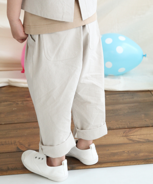 LOWRYS FARM（ローリーズファーム）の「コットンタックパンツ　837733（その他パンツ・キッズ・チャコールグレー/ライトベージュ/イエロー/ベージュ/ベージュ系その他・100/110/120/130/LARGE/MEDIUM/SMALL/X-LARGE）」の4枚目の写真