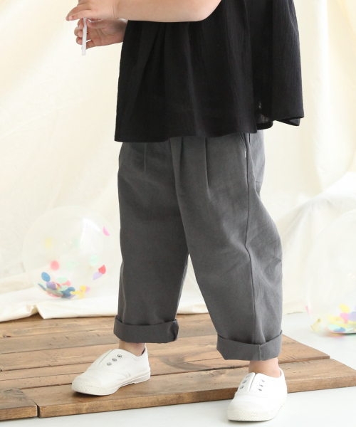 LOWRYS FARM（ローリーズファーム）の「コットンタックパンツ　837733（その他パンツ・キッズ・チャコールグレー/ライトベージュ/イエロー/ベージュ/ベージュ系その他・100/110/120/130/LARGE/MEDIUM/SMALL/X-LARGE）」の2枚目の写真