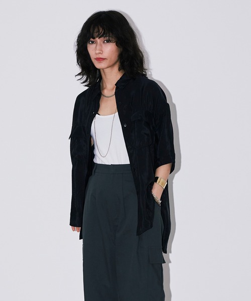 Bonjour Girl（ボンジュールガール）の「ワッシャーサテンオーバーサイズミリタリーシャツ（シャツ/ブラウス・レディース・グレー/イエロー/ブラック・FREE）」の2枚目の写真