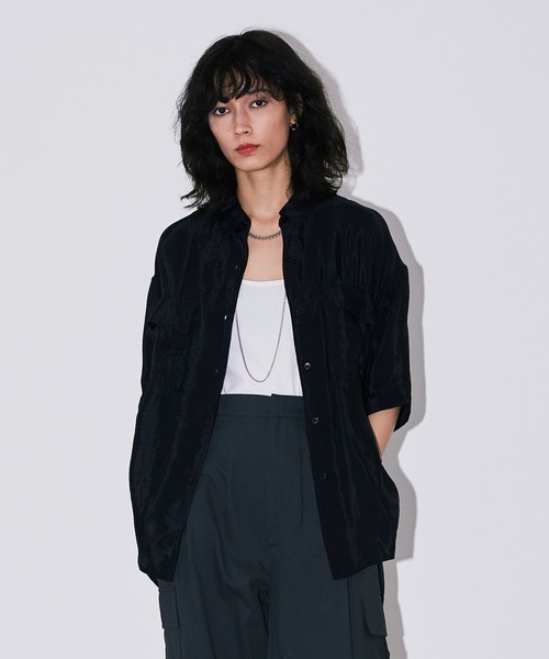 Bonjour Girl（ボンジュールガール）の「ワッシャーサテンオーバーサイズミリタリーシャツ（シャツ/ブラウス・レディース・グレー/イエロー/ブラック・FREE）」の4枚目の写真