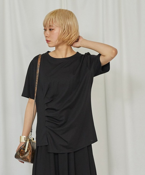 toucher du brise(トゥシェドブリーズ)の「タックデザインTシャツ(Tシャツ/カットソー・レディース・ホワイト/ブラック・M)」の1枚目の写真