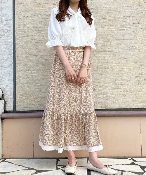 apres jour(アプレジュール)の「裾レース花柄スカート【ZOZOTOWN限定アイテム】(スカート・レディース・ブラック系その他/ベージュ/ピンクベージュ/アイボリー・MEDIUM/SMALL/X-LARGE)」の2枚目の写真