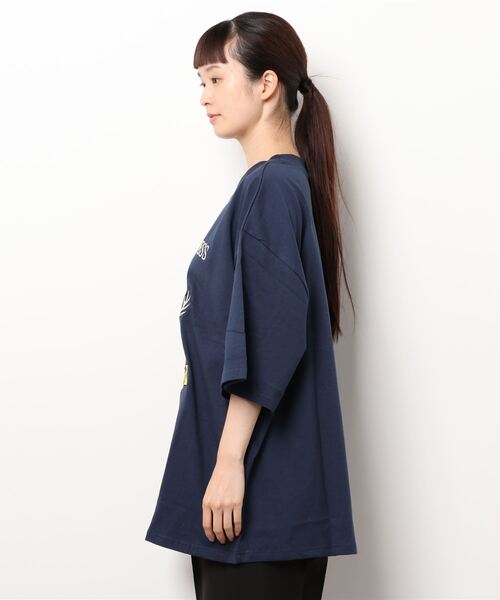 SPINNS（スピンズ）の「【ゆるシルエット】カレッジロゴ刺繍 半袖Tシャツ（Tシャツ/カットソー・レディース・ダークグリーン/ネイビー/オフホワイト/ブルー・ONESIZE）」の5枚目の写真