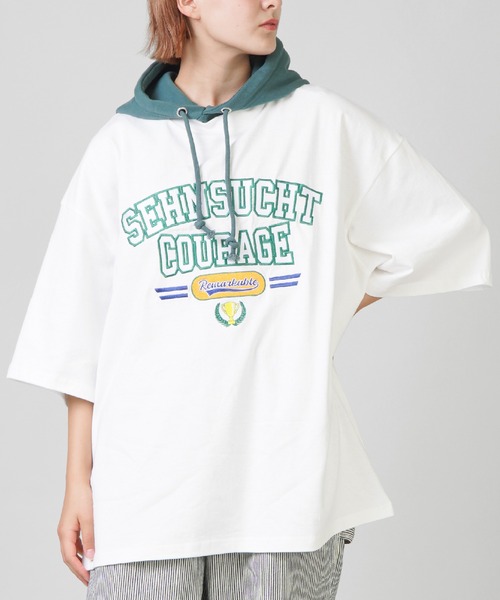 SPINNS（スピンズ）の「【ゆるシルエット】カレッジロゴ刺繍 半袖Tシャツ（Tシャツ/カットソー・レディース・ダークグリーン/ネイビー/オフホワイト/ブルー・ONESIZE）」の2枚目の写真