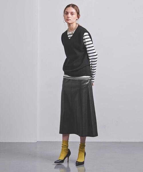 UNITED ARROWS(ユナイテッドアローズ)の「<UNITED ARROWS>フェイクレザー セミフレア スカート G(スカート・レディース・ブラック・36/38/40)」の2枚目の写真