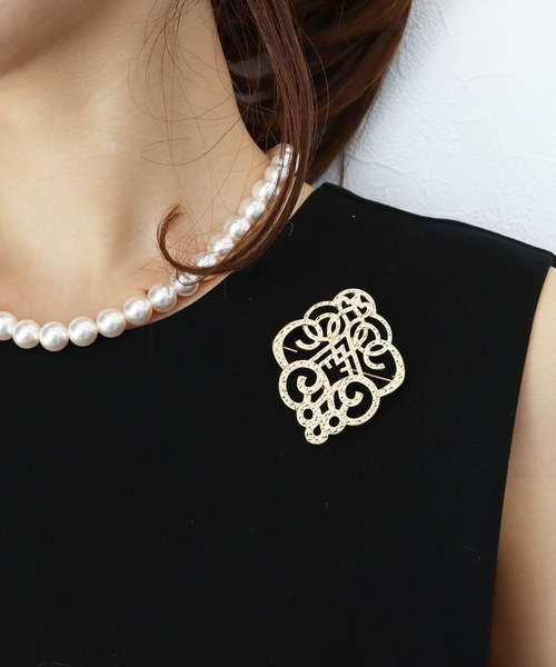 Three Four Time（ｽﾘｰﾌｫｰﾀｲﾑ）の「マットモノグラムブローチ【入卒/フォーマル/デイリー】（ブローチ/コサージュ・レディース・ゴールド/シルバー・FREE）」の2枚目の写真