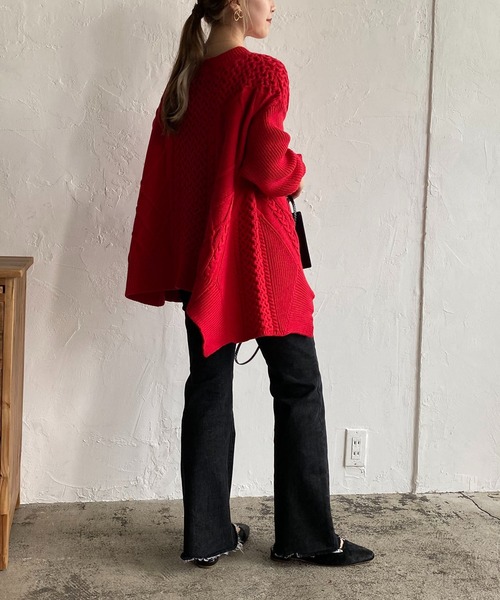 CAPRICIEUX LE'MAGE(カプリシューレマージュ)の「裾アシメケーブルプルオーバー(ニット/セーター・レディース・オフホワイト/ブラック/レッド・FREE)」の11枚目の写真