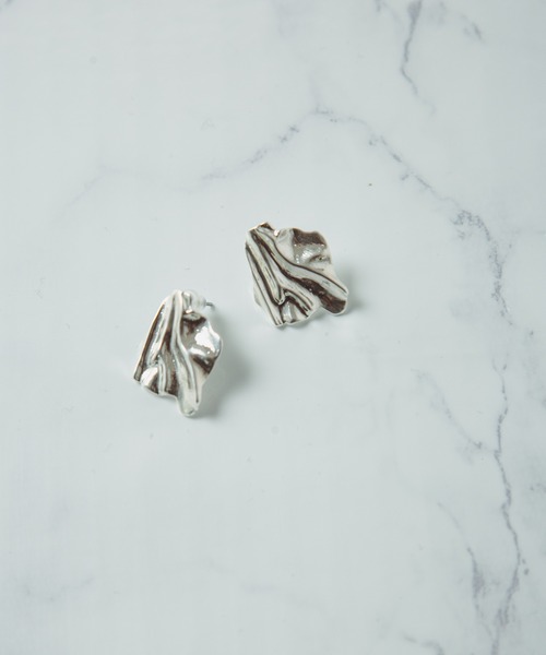 COLOR TOKYO ACCESSORIES(カラートウキョウアクセサリー)の「しわデザインメタルピアス(ピアス(両耳用)・レディース・シルバー/ゴールド・FREE)」の2枚目の写真