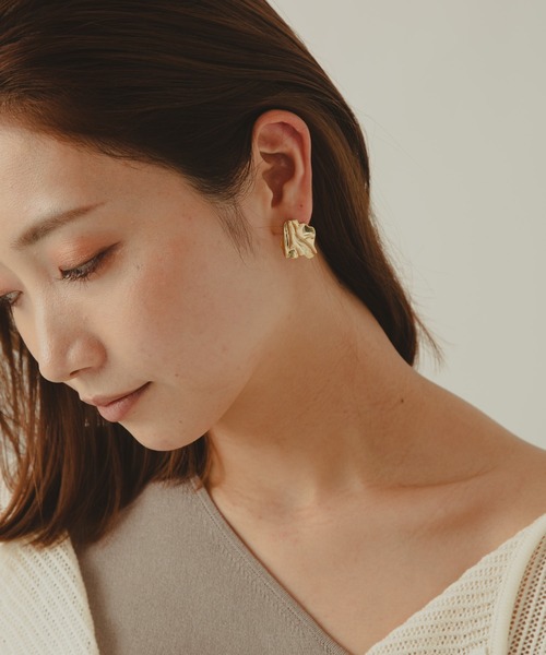COLOR TOKYO ACCESSORIES(カラートウキョウアクセサリー)の「しわデザインメタルピアス(ピアス(両耳用)・レディース・シルバー/ゴールド・FREE)」の4枚目の写真