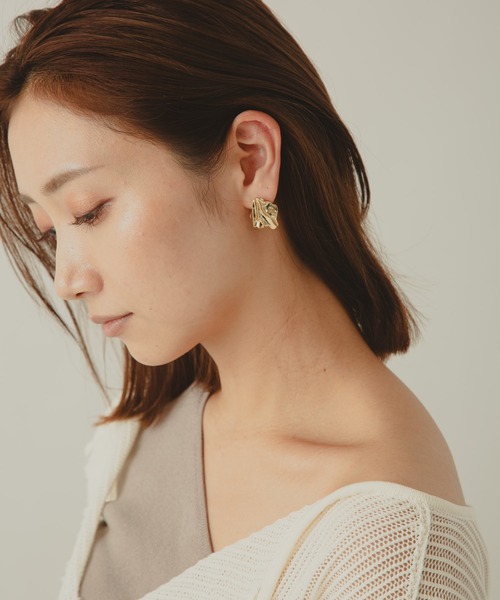COLOR TOKYO ACCESSORIES(カラートウキョウアクセサリー)の「しわデザインメタルピアス(ピアス(両耳用)・レディース・シルバー/ゴールド・FREE)」の6枚目の写真