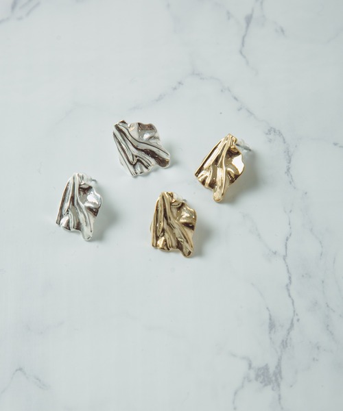 COLOR TOKYO ACCESSORIES(カラートウキョウアクセサリー)の「しわデザインメタルピアス(ピアス(両耳用)・レディース・シルバー/ゴールド・FREE)」の7枚目の写真