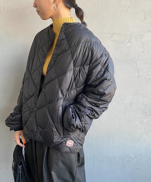 Vincent et Mireille（バンソンエミレイユ）の「[Vincent et Mireille/ヴァンソン エ ミレイユ] パッカブル ノーカラーライトダウンジャケット（ダウンジャケット/コート・レディース・ブラック/オリーブ・40/38）」の2枚目の写真