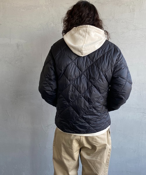 Vincent et Mireille（バンソンエミレイユ）の「[Vincent et Mireille/ヴァンソン エ ミレイユ] パッカブル ノーカラーライトダウンジャケット（ダウンジャケット/コート・レディース・ブラック/オリーブ・40/38）」の9枚目の写真