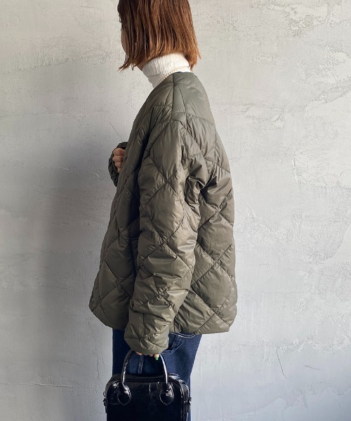 Vincent et Mireille（バンソンエミレイユ）の「[Vincent et Mireille/ヴァンソン エ ミレイユ] パッカブル ノーカラーライトダウンジャケット（ダウンジャケット/コート・レディース・ブラック/オリーブ・40/38）」の3枚目の写真