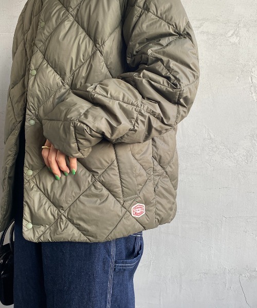 Vincent et Mireille（バンソンエミレイユ）の「[Vincent et Mireille/ヴァンソン エ ミレイユ] パッカブル ノーカラーライトダウンジャケット（ダウンジャケット/コート・レディース・ブラック/オリーブ・40/38）」の17枚目の写真