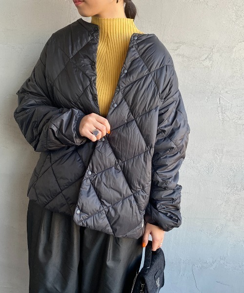 Vincent et Mireille（バンソンエミレイユ）の「[Vincent et Mireille/ヴァンソン エ ミレイユ] パッカブル ノーカラーライトダウンジャケット（ダウンジャケット/コート・レディース・ブラック/オリーブ・40/38）」の6枚目の写真