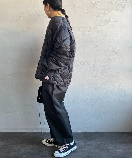 Vincent et Mireille（バンソンエミレイユ）の「[Vincent et Mireille/ヴァンソン エ ミレイユ] パッカブル ノーカラーライトダウンジャケット（ダウンジャケット/コート・レディース・ブラック/オリーブ・40/38）」の8枚目の写真