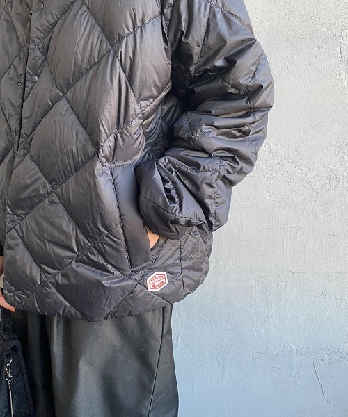 Vincent et Mireille（バンソンエミレイユ）の「[Vincent et Mireille/ヴァンソン エ ミレイユ] パッカブル ノーカラーライトダウンジャケット（ダウンジャケット/コート・レディース・ブラック/オリーブ・40/38）」の14枚目の写真