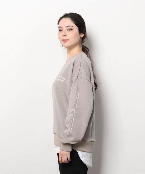 Mac-House（マックハウス）の「UNDERWRAPS アンダーラップス ビッグシルエット フェイクレイヤード ロゴ刺繍 裏起毛スウェットトレーナー（スウェット・レディース・ベージュ/グリーン/チャコール・フリー）」の6枚目の写真