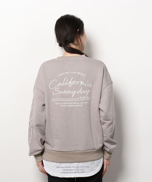 Mac-House（マックハウス）の「UNDERWRAPS アンダーラップス ビッグシルエット フェイクレイヤード ロゴ刺繍 裏起毛スウェットトレーナー（スウェット・レディース・ベージュ/グリーン/チャコール・フリー）」の4枚目の写真