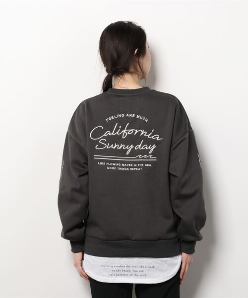 Mac-House（マックハウス）の「UNDERWRAPS アンダーラップス ビッグシルエット フェイクレイヤード ロゴ刺繍 裏起毛スウェットトレーナー（スウェット・レディース・ベージュ/グリーン/チャコール・フリー）」の5枚目の写真