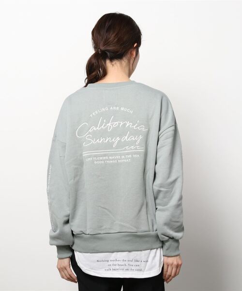 Mac-House（マックハウス）の「UNDERWRAPS アンダーラップス ビッグシルエット フェイクレイヤード ロゴ刺繍 裏起毛スウェットトレーナー（スウェット・レディース・ベージュ/グリーン/チャコール・フリー）」の9枚目の写真