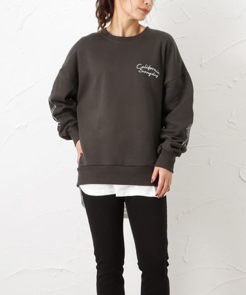 Mac-House（マックハウス）の「UNDERWRAPS アンダーラップス ビッグシルエット フェイクレイヤード ロゴ刺繍 裏起毛スウェットトレーナー（スウェット・レディース・ベージュ/グリーン/チャコール・フリー）」の2枚目の写真