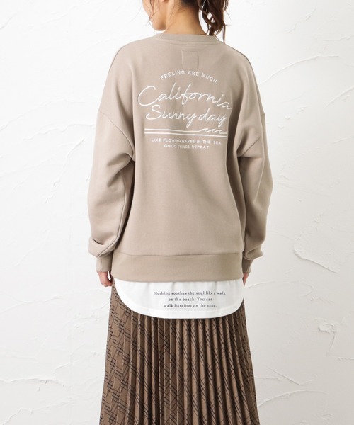 Mac-House（マックハウス）の「UNDERWRAPS アンダーラップス ビッグシルエット フェイクレイヤード ロゴ刺繍 裏起毛スウェットトレーナー（スウェット・レディース・ベージュ/グリーン/チャコール・フリー）」の11枚目の写真