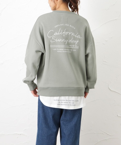 Mac-House（マックハウス）の「UNDERWRAPS アンダーラップス ビッグシルエット フェイクレイヤード ロゴ刺繍 裏起毛スウェットトレーナー（スウェット・レディース・ベージュ/グリーン/チャコール・フリー）」の19枚目の写真