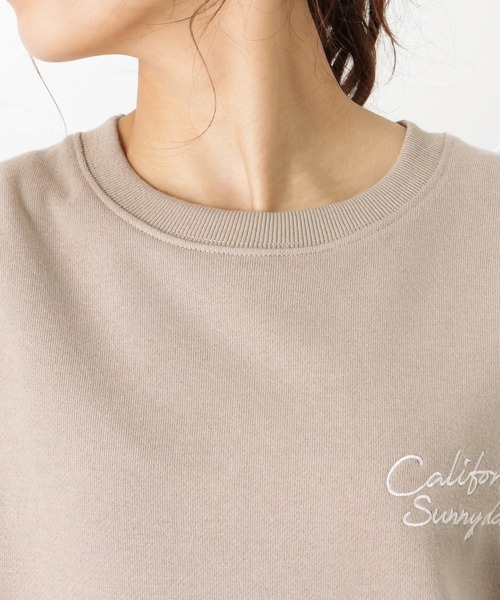 Mac-House（マックハウス）の「UNDERWRAPS アンダーラップス ビッグシルエット フェイクレイヤード ロゴ刺繍 裏起毛スウェットトレーナー（スウェット・レディース・ベージュ/グリーン/チャコール・フリー）」の21枚目の写真