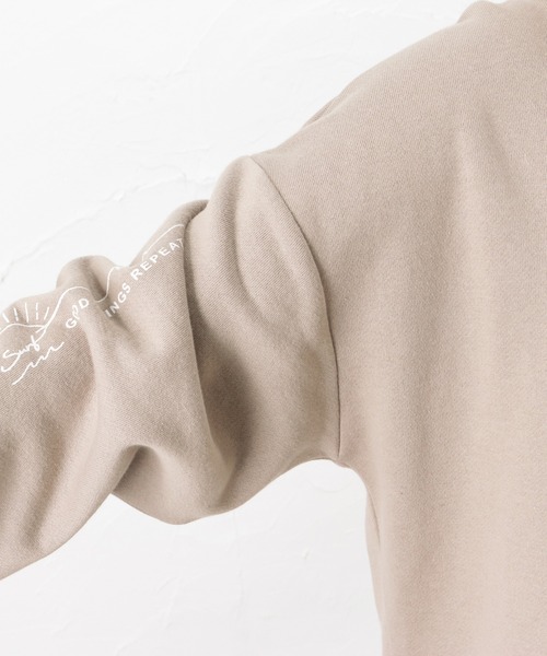 Mac-House（マックハウス）の「UNDERWRAPS アンダーラップス ビッグシルエット フェイクレイヤード ロゴ刺繍 裏起毛スウェットトレーナー（スウェット・レディース・ベージュ/グリーン/チャコール・フリー）」の12枚目の写真