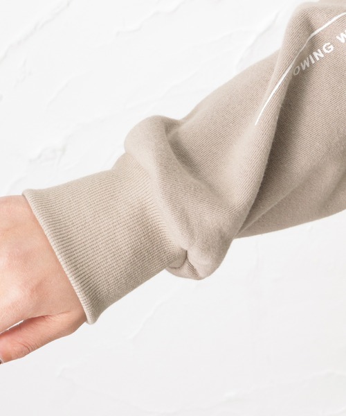 Mac-House（マックハウス）の「UNDERWRAPS アンダーラップス ビッグシルエット フェイクレイヤード ロゴ刺繍 裏起毛スウェットトレーナー（スウェット・レディース・ベージュ/グリーン/チャコール・フリー）」の15枚目の写真