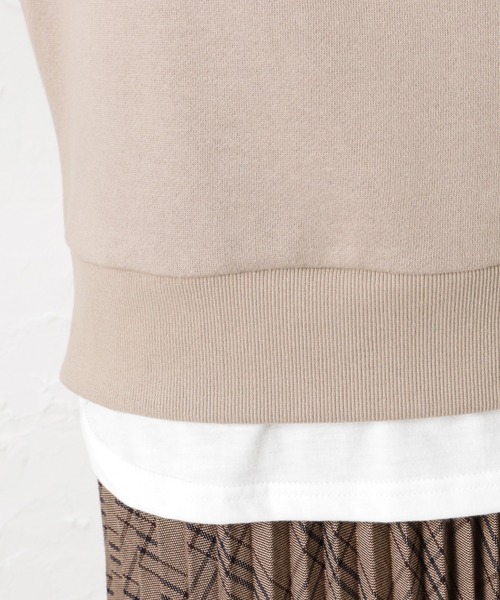 Mac-House（マックハウス）の「UNDERWRAPS アンダーラップス ビッグシルエット フェイクレイヤード ロゴ刺繍 裏起毛スウェットトレーナー（スウェット・レディース・ベージュ/グリーン/チャコール・フリー）」の20枚目の写真