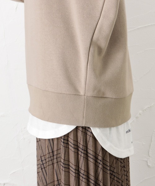 Mac-House（マックハウス）の「UNDERWRAPS アンダーラップス ビッグシルエット フェイクレイヤード ロゴ刺繍 裏起毛スウェットトレーナー（スウェット・レディース・ベージュ/グリーン/チャコール・フリー）」の22枚目の写真