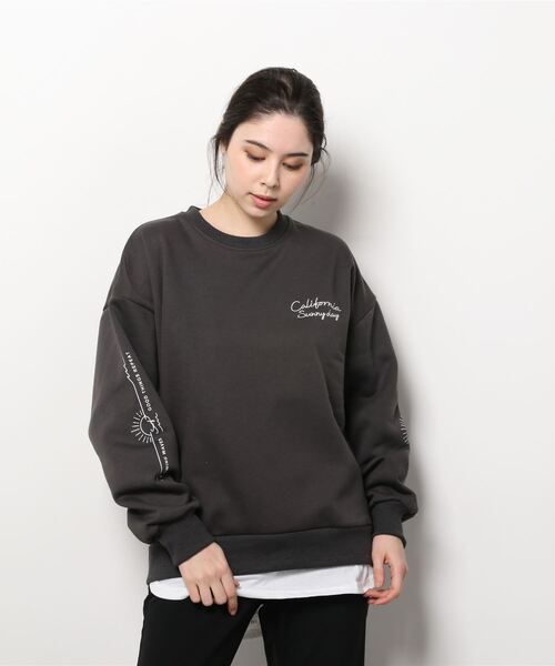 Mac-House（マックハウス）の「UNDERWRAPS アンダーラップス ビッグシルエット フェイクレイヤード ロゴ刺繍 裏起毛スウェットトレーナー（スウェット・レディース・ベージュ/グリーン/チャコール・フリー）」の7枚目の写真