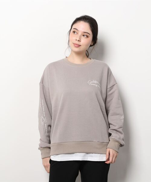 Mac-House（マックハウス）の「UNDERWRAPS アンダーラップス ビッグシルエット フェイクレイヤード ロゴ刺繍 裏起毛スウェットトレーナー（スウェット・レディース・ベージュ/グリーン/チャコール・フリー）」の10枚目の写真