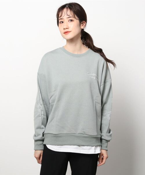 Mac-House（マックハウス）の「UNDERWRAPS アンダーラップス ビッグシルエット フェイクレイヤード ロゴ刺繍 裏起毛スウェットトレーナー（スウェット・レディース・ベージュ/グリーン/チャコール・フリー）」の8枚目の写真